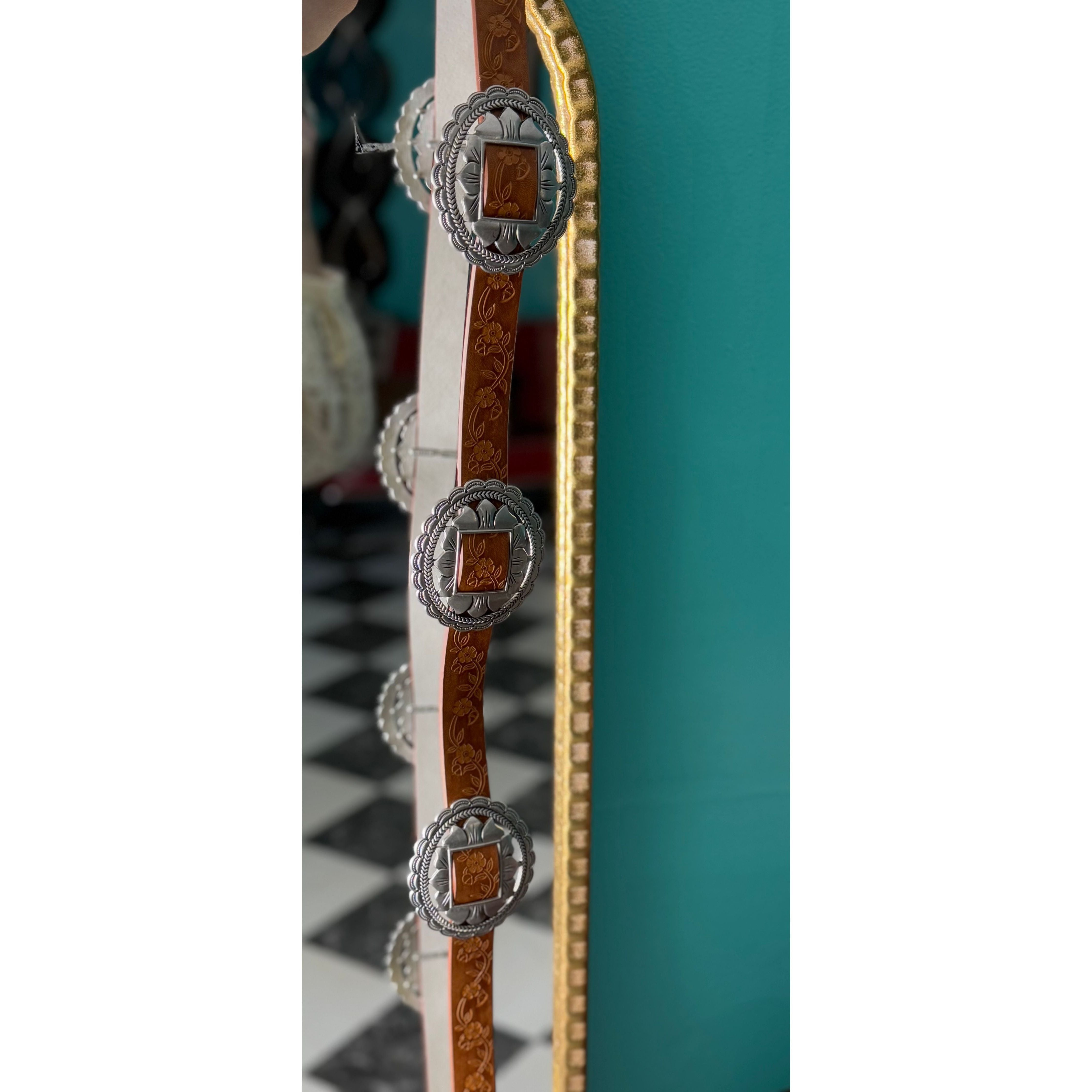 Oval Floral Conch Belt (Tan)